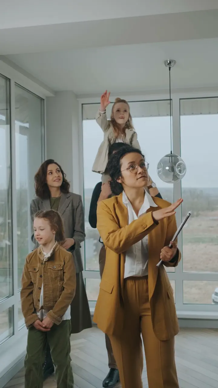 Familia recorriendo una propiedad junto a una corredora